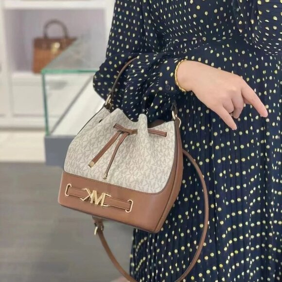 Michael Kors Reed Medium Belt Bucket Crossbody Handbag Vanilla - Picture 1 of 5
